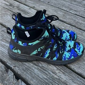These are unisex lightweight running shoes-women's 9/men's 8